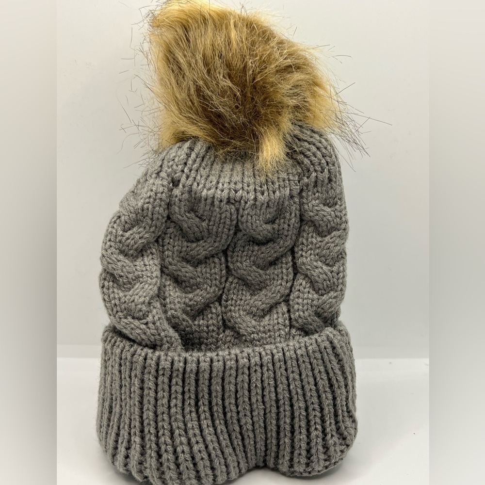 🖤 NWT- Adorable, Warm Pom Pom Baby Beanie 🖤 - Picture 3 of 4
